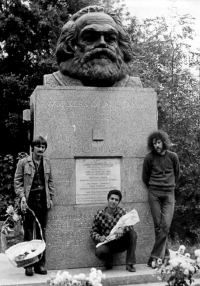 Joe Kučera (vpravo) s Ivanem Doudou u hrobu Karla Marxe v Londýně