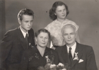 Eva Mudrová s bratrem a rodiči, 1957
