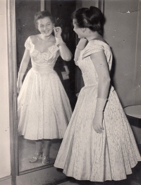 Eva Mudrová před uváděním módní přehlídky v ostravském hotelu Palace, 1959