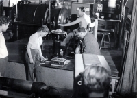 Eva Mudrová ve strojovně ostravského Dolu Ludvík, 1956