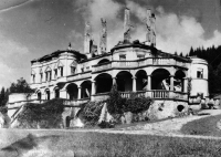 The castle in Kunerad after the fire in 1944