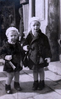 Se starším bratrem Miroslavem, 1932