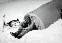 Jiří Kráčalík v bivakovacím stanu při expedici na Kavkaz, rok 1977
