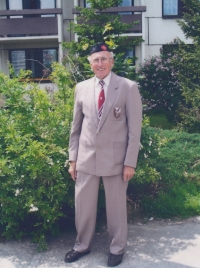 Bedřich Boršek, wearing a Sokol uniform, in front of the nursing home U Hvízdala in České Budějovice, 2008