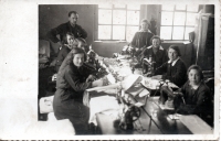 V levém rohu Josef Hořejší jako mistr dílny Liberta 