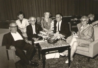 Bad Ragaz, Švýcarsko, 1967: zleva Max Brod, Jiřina Nováková, Otto Hoffe, babička Ida Waldes, strýc Harry, Ilse Hoffe - sekretářka Maxe Broda