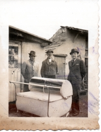 Josef Hořejší s kočárkem na trojčátka vlastní výroby