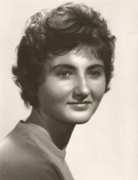Jiřina Nováková, maturitní fotografie - SVVŠ Botičská, Praha 1963