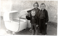 Růžena Sojková (v té době Hořejší) s mladšími bratry 