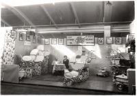 Na výstavě ve Veletržním paláci, 1947