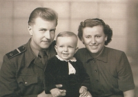 František Kaberle Senior in the first half of the 1950s with his mother Anna and father Vilém