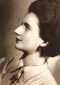 Věra Waldes, maminka Jiřiny Novákové, svatba, Paříž červenec 1945