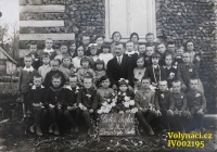 Year 1930, České Dorohostaje, Mr. Brabenec, a teacher with his pupil - Doleček, Vláďa Šána, Pleskot, Milka Hajná, Toník Doležal, Valenta, Puchova, Hajný, Věra Kunášková, Josef Bousek, Mareš, Věra Vaníková, Antonie Vaníková, Milka Stehlíková, Vladimír Tichý, Věra Pazderníková, Máňa Mistrová, Vláďa Pozner, someone from the Pleskots, Václav Širc, Škrc, Leňa Milerová, Stáza Horníková, Gluz, Holátková and Vlaďka Kunášek / Source: archive of Václav Širc 