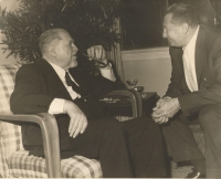 Dědeček Sigmund Waldes vlevo, vpravo jeho syn Harry, strýc Jiřiny Novákové, New York 1960 