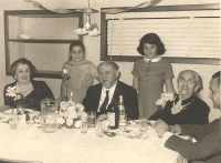 Vlevo Ida Waldes, babička Jiřiny Novákové, dědeček Sigi Waldes a prababička Leontýna Hirsch, rodinná oslava, New York 1960