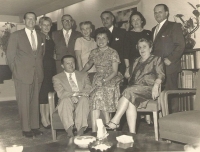 Vlevo sedící: Harry Waldes, strýc Jiřiny Novákové, jeho žena Herta a babička Ida Waldes s přáteli, rodinná oslava New York 1960