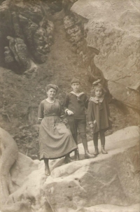 Vlevo guvernantka, Harry a Věra, matka Jiřiny Novákové, na výletě v Alpách, 1920
