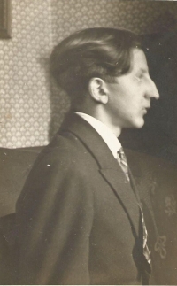 Otakar Hromádko, otec Jiřiny Novákové, maturitní fotografie, Německý Brod 1928