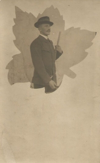 Otto Hromádko v lesnické uniformě před odchodem na frontu, kde padl roku 1914