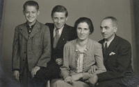 Rodina Borškova s kamarádem Pepou, kvůli kterému Bedřich nedostudoval, 1942