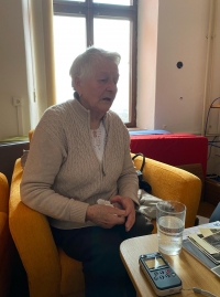 Růžena Sojková vypráví žákům z projektu Příběhy našich sousedů v roce 2020