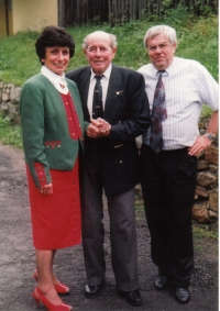 Anita Donderer mit Emil Zátopek (in der Mitte).