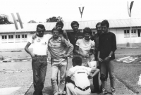 Mladí Slováci na ceste na Festival mládeže v Sofii. Emil Sedlačko vľavo v okuliaroch