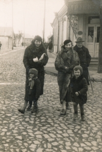 Zdeněk Doležal (vpravo vpředu), za ním maminka Věra, cca 1938, Zdolbunov