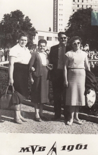 Rodinná fotografie - zleva Jaroslava Blešová, matka Emilie Zlámalová, bratr matky Jan Urban a jeho žena