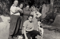 Jaroslava Blešová se strýcem Bedřichem, maminkou Emilií Zlámalovou a tetami a jejich psem Žolíkem