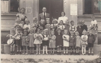 Jaroslava Blešová v mateřské škole (pátá zleva ve spodní řadě)