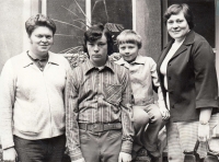 S manželem Milošem a syny Přemyslem a Tomášem v roce 1978