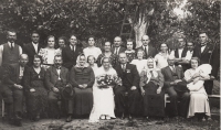 Svatba tety Anny, rodiče Čeněk a Emilie Zlámalovi ve spodní řadě vlevo
