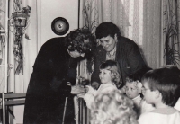 Při výročí 50 let mateřské školy ve Slížanech; vlevo řídící MŠ Anna Šimoníková, vpravo Jaroslava Blešová