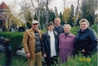 Zleva: Eduard, Růžena, Karel, Zdena, Jaroslava - pokrevní sourozenci při jediném společném setkání v Olomouci na hřbitově