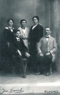 Rodina Císařova, cca 1915 (otec Rudolf Císař vlevo)