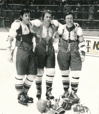 Bohuslav Šťastný, Jiří Novák a Vladimír Martinec (zleva) vytvořili útočnou trojici, která se zapsala mezi legendy československého i světového hokeje