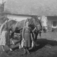Jarmila Valouchová (Pospíšilová) se svou matkou na rodinném hospodářství v Olšanech