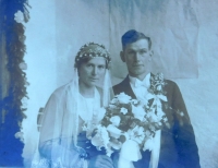 Svatební fotografie rodičů z roku 1934