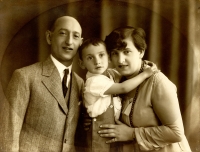 Vladimír Munk s rodiči, před válkou žili v bytě v lihovaru v Pardubicích