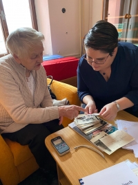 Procházení fotografií s týmem z projektu Příběhy našich sousedů 