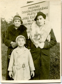 Vladimír with his mother and grandmother on a trip