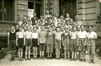 Vladimír Munk in front of his primary school in 1938 (today’s Bratranců Veverkových Primary School) 