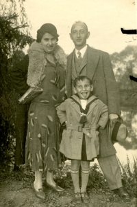 Vladimír Munk with his parents
