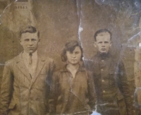 Uprostřed matka Iryny Volodymyrivny