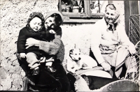 Jarmila Bartošíková se svojí dcerou Dagmar, vedle nich pejsek Asta a Aloisie Musilová