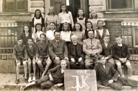 The last year of the school in Havlíčkův Borová, Jarmila Bartošíková in the middle row, the third from the right