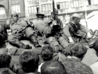 Posádky vojsk Varšavské smlouvy před hlavním nádražím v Brně