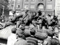 Záběr zblízka posádky sovětského tanku před hlavním nádražím v Brně