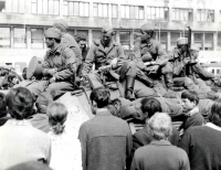 Sovětští vojáci před hlavním nádražím v Brně